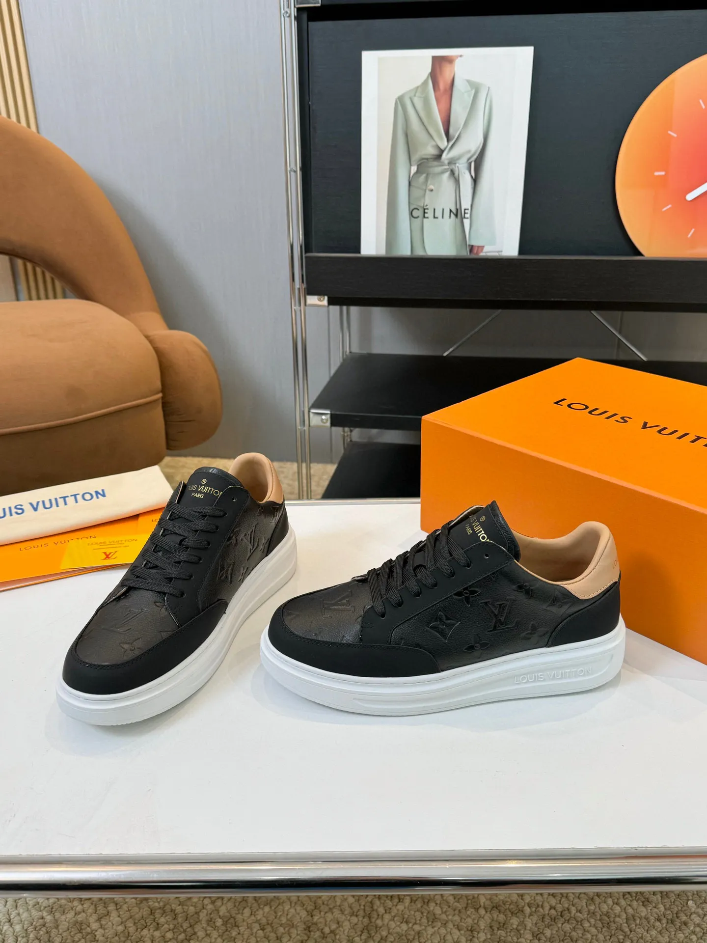 Men's Men's Shoes 💰620💰 LV [Beverly Hills Sports Shoes Series] This Beverly Hills sports shoes are made of grained cow leather with Damier pattern, echoing the current season's leather goods series. The thick rubber outsole is lightweight, and an embossed Louis Vuitton logo adds a branding touch. Padded insole and technical fabric lining enhance comfort.  Detailed Features ♛ Silk cowhide ➕ Tumbled cowhide ♛ Ultra-light rubber outsole ♛ Louis Vuitton logo on tongue and outsole ♛ Size: 38-46